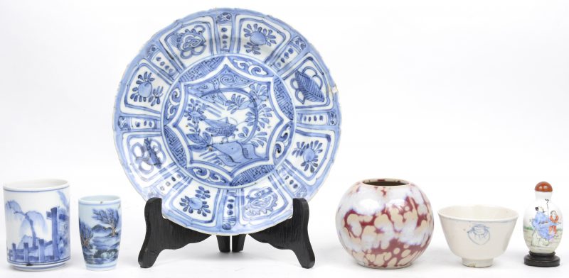 Een lot Chinees porselein, bestaande uit een Wanli-bord (gerestaureerd), een snuffbottle, drie kommetjes en een bol vaasje.