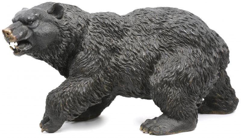 Een bronzen beeld van een beer. Zeer realistische voorstelling naar Japans voorbeeld.