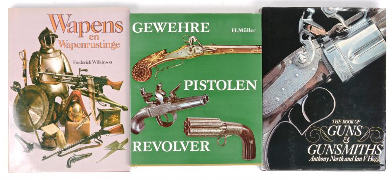 Drie boeken over wapens. Frederick Wilkinson. “Wapens en Wapenrustinge”. Anthony North, Ian V. Hogg. “The book of Guns & Gunsmiths”. Müller. “Gewehre, Pistolen, Revolver”.