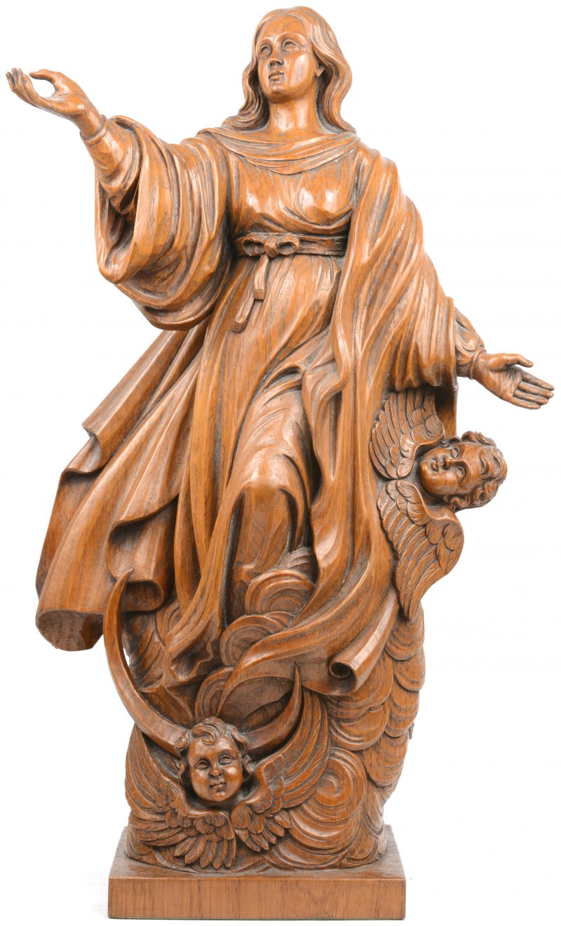 “Jonge vrouw met engelen”. Een gebeeldhouwd houten beeld. Achteraan gemonogrameerd ‘A.S.’.