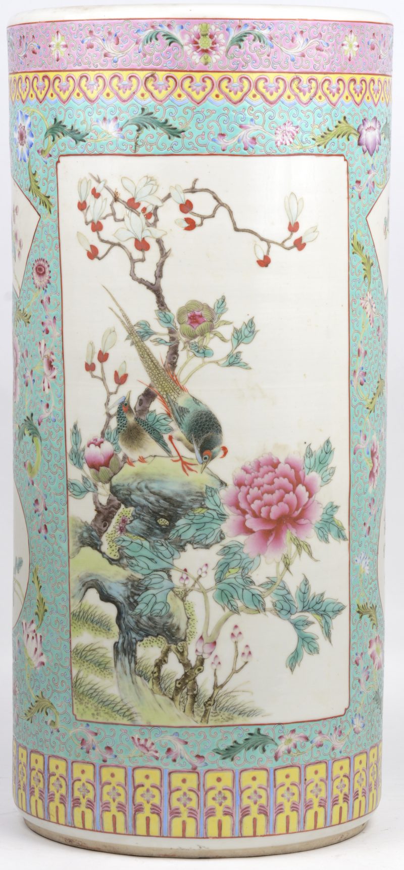 Een grote kokervaas van Chinees porselein met een famille-rosedecor van pioenenstruiken en fazanten.