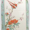 Een grote kokervaas van Chinees porselein met een famille-rosedecor van pioenenstruiken en fazanten.