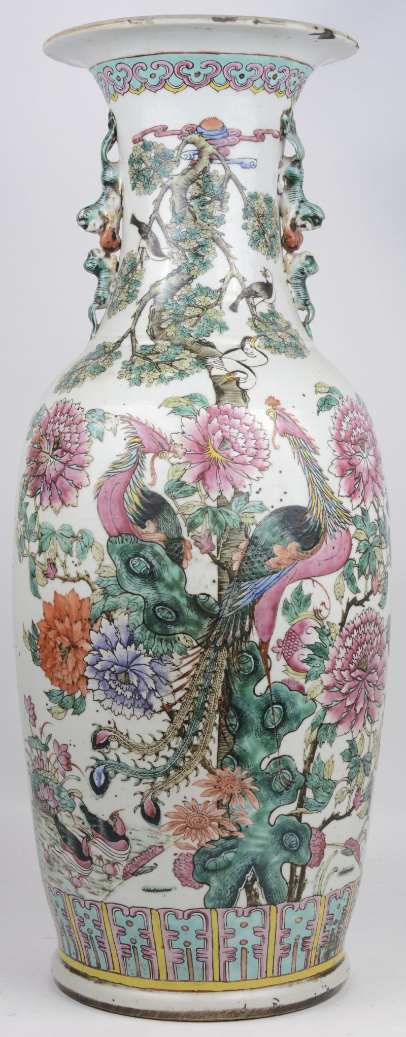 Een balustervaas van Chinees porselein met een famille-rosedecor met pioenen, pauwen en eenden. XIXe eeuw.