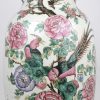 Een balustervaas van Chinees porselein met een famille-rosedecor met pioenen, pauwen en eenden. XIXe eeuw.
