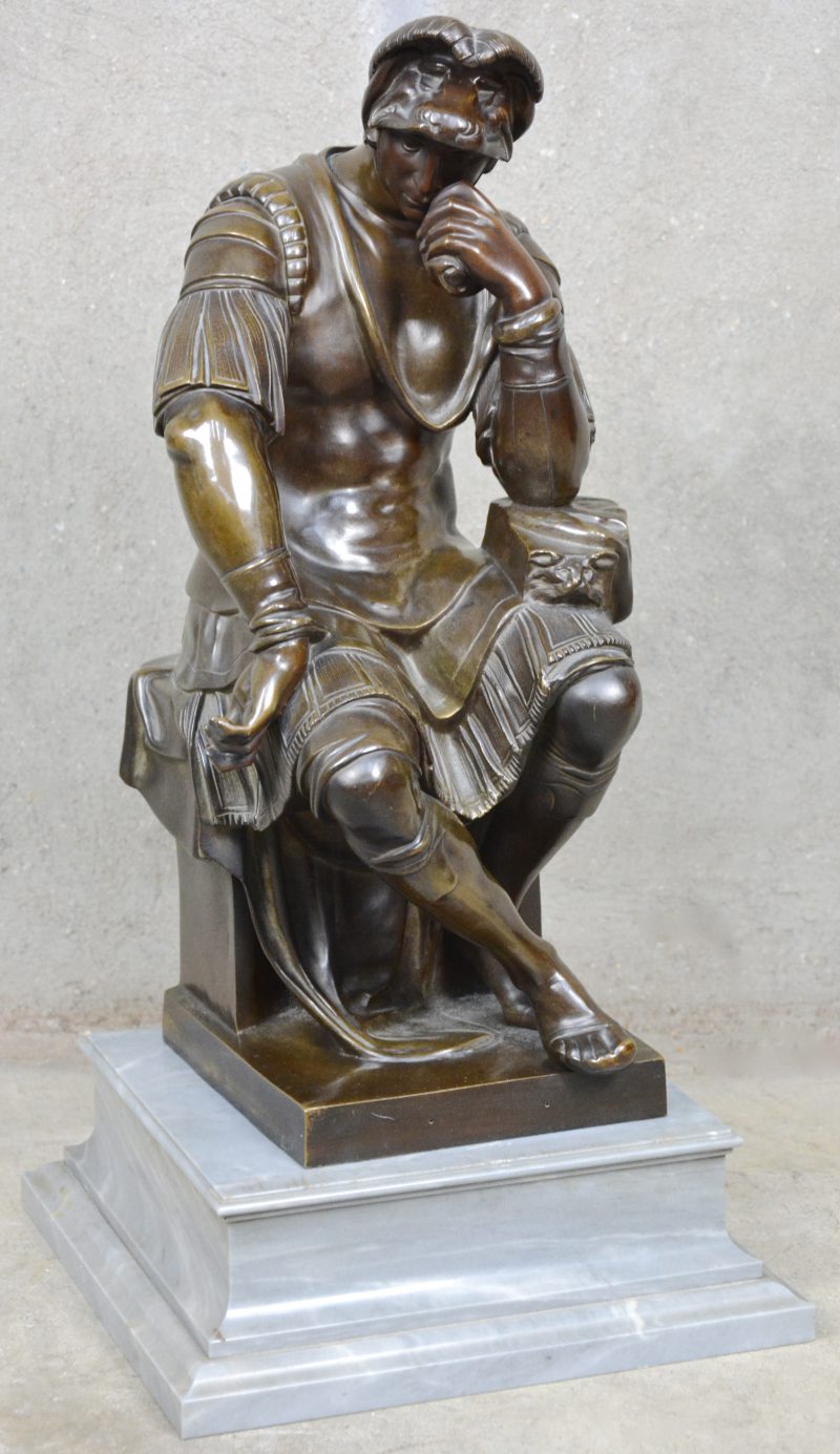 “Lorenzo de Medici”. Een bronzen beeld naar een werk van Michelangelo. Op los voetstuk van grijs marmer. Gieterij H. Luppens & Cie. te Brussel. Omstreeks 1900.