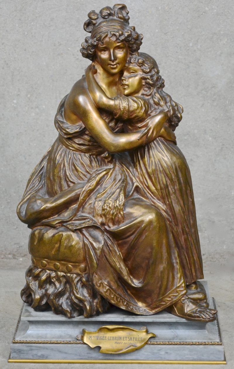 “Madame Vigée - Lebrun en haar dochter, Julie”. Een bronzen groep op grijs marmeren voetstuk, naar voorbeeld van het zelfportret uit 1789.
