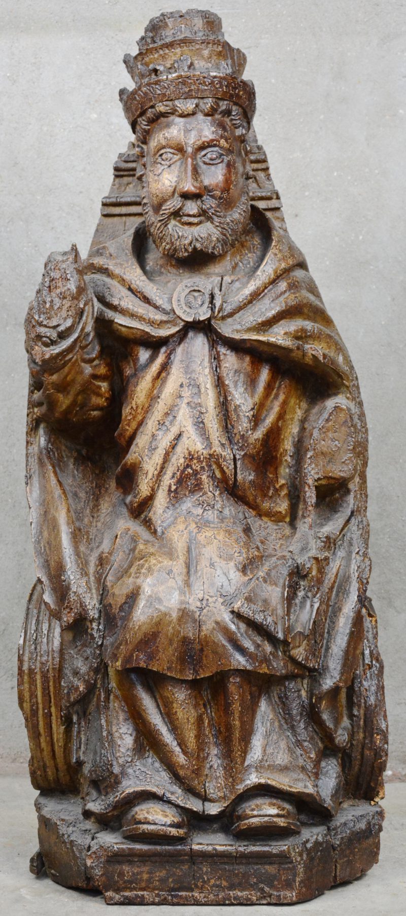 Een zittende heilige van gebeeldhouwd hout. Vermoedelijk Oost-Europa, XVIe eeuw. Sporen van polychromie