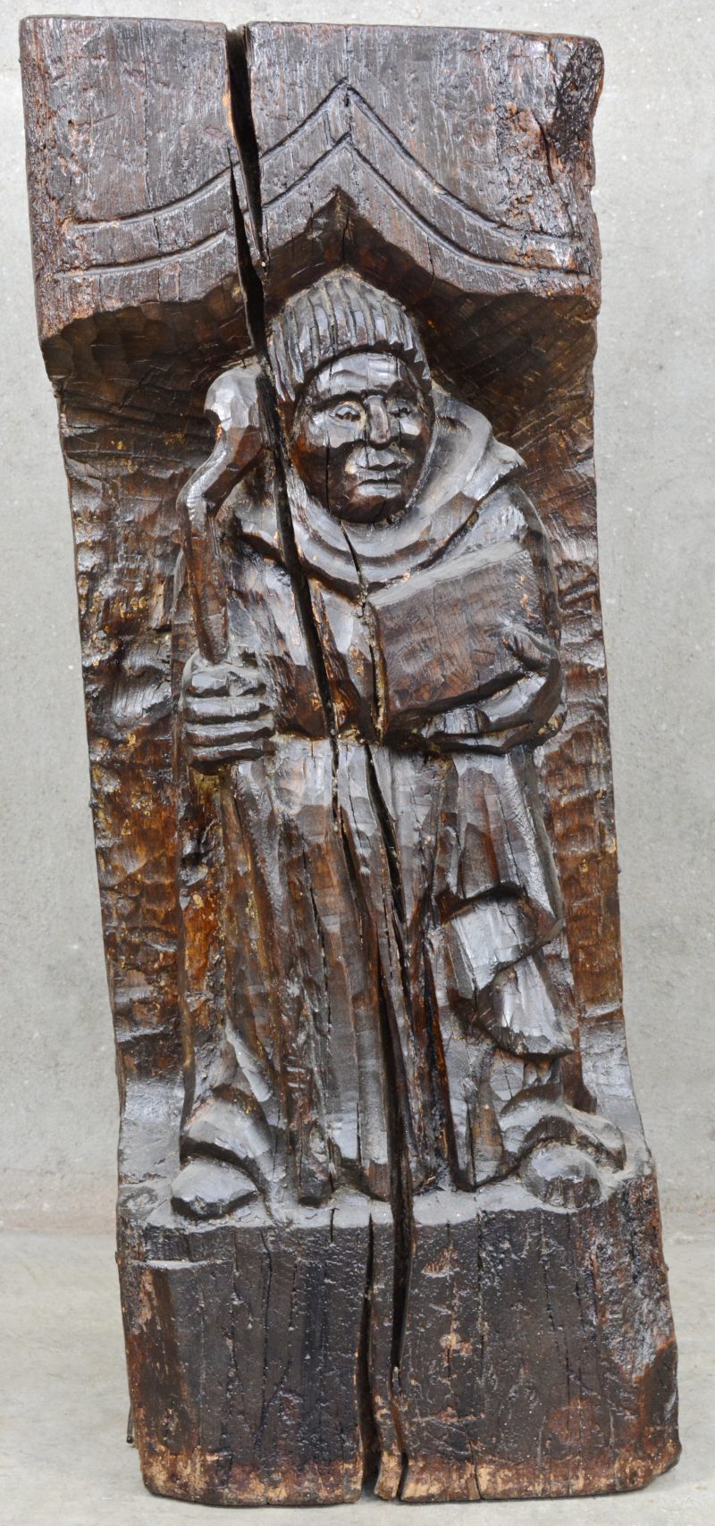 Een gotisch beeldhouwwerk met een voorstelling van een monnik.
