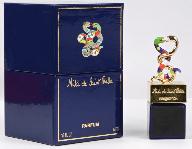 Parfum flacon gedecoreerd met kunststoffen beeldje van twee serpenten.
