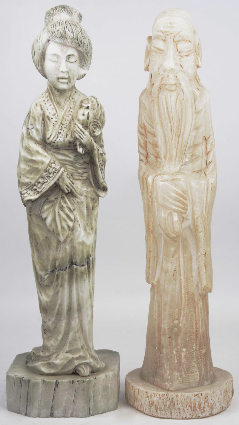 “Chinese wijze” & “geisha”. Twee lampvoeten van gesculpteerd albast.