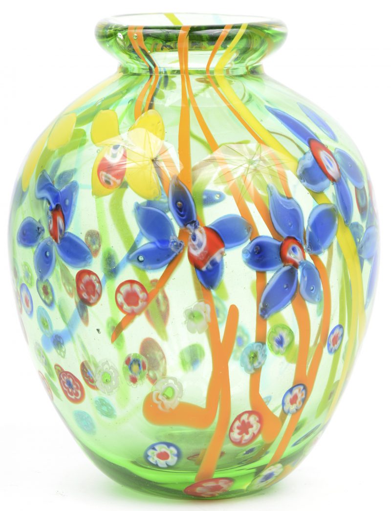 Een vaas van meerkleurig murano glas.
