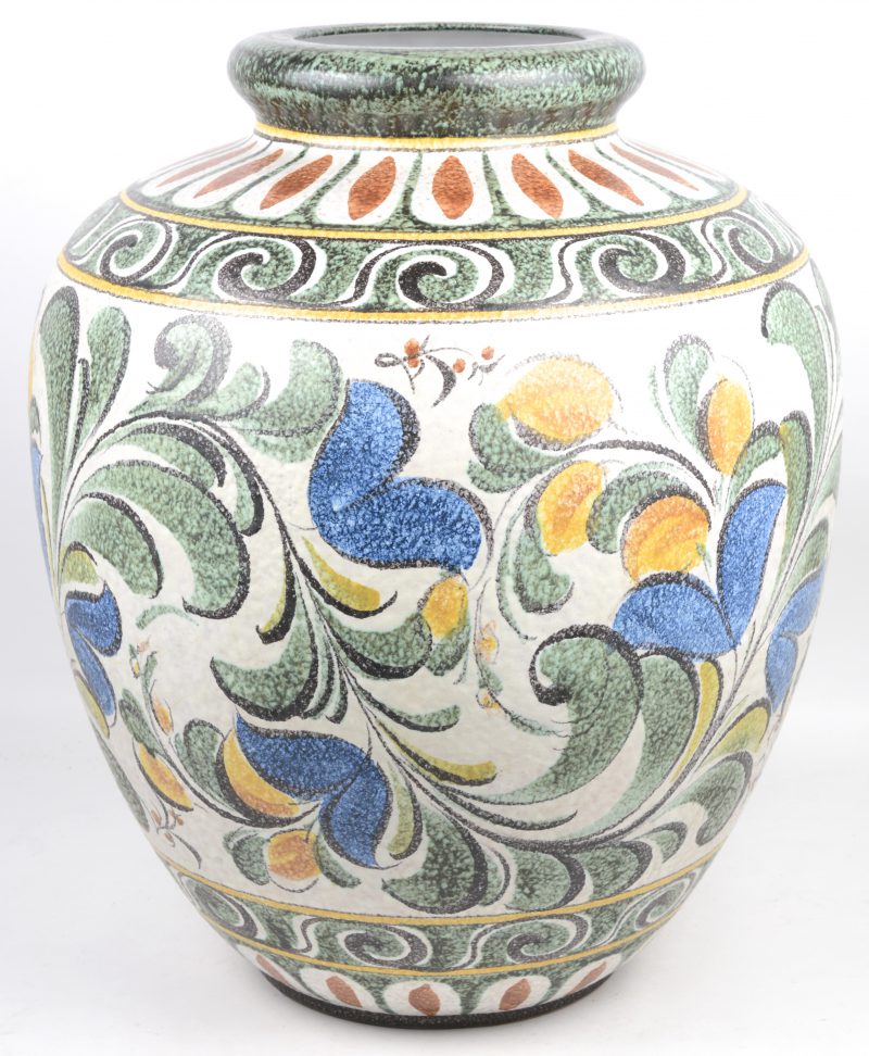 Een grote vaas van meerkleurig Gouds aardewerk, versierd met een floraal decor.