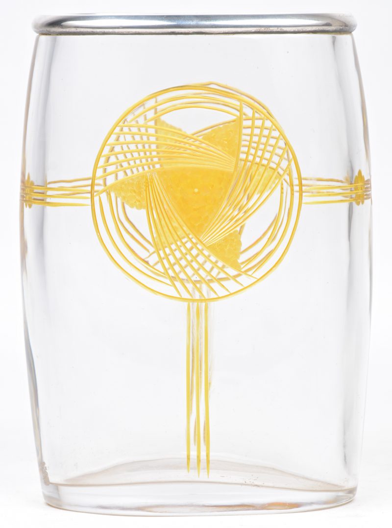 Een art deco vaas van kleurloos kristal met een geslepen amberkleurig decor en versierd met een 800‰ zilveren montuur. Gemerkt van Delheid.