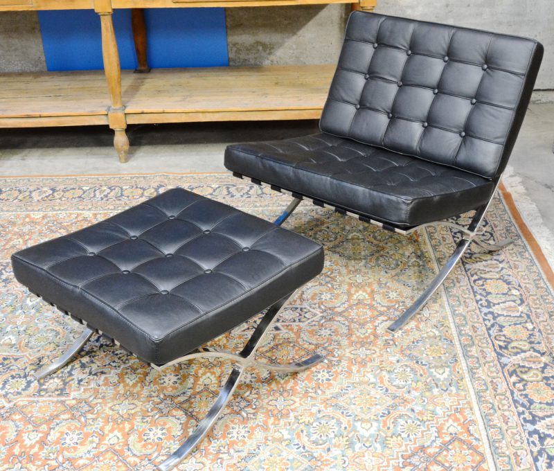 Een ‘Barcelona chair’ met ottoman van chroom en bekleed met zwart imitatieleer, naar ontwerp van Mies van der Rohe.