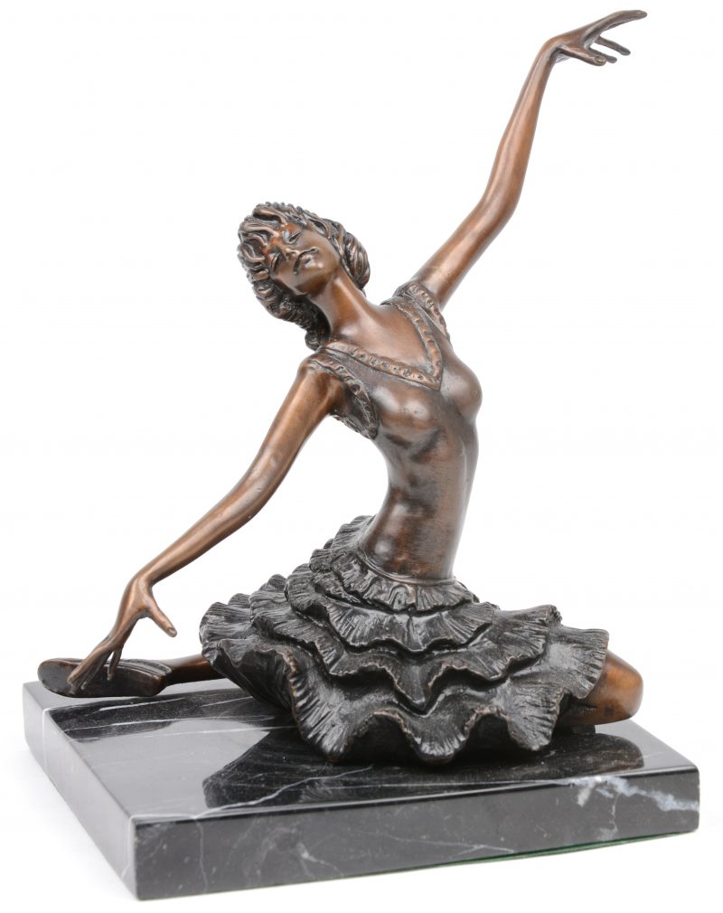 “Ballerina”. Een bronzen beeldje op een zwart marmeren sokkel.