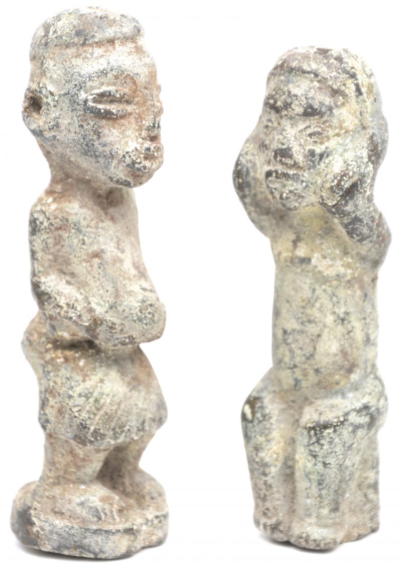 Twee kleine bronzen beeldjes. Luba, Congo.