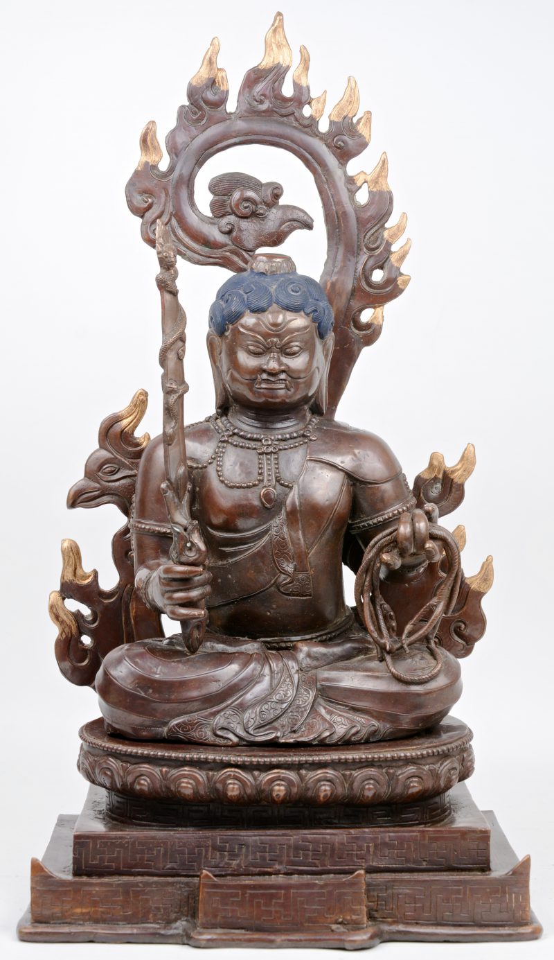 Een bronzen Boedha op zijn troon.