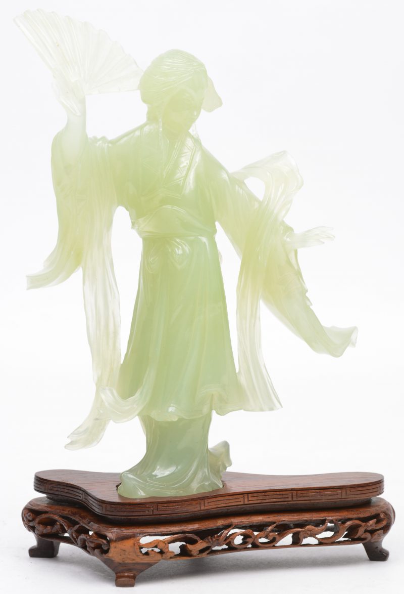 Een geisha met waaier van gesculpteerd jade. Op houten sokkeltje en in doos.