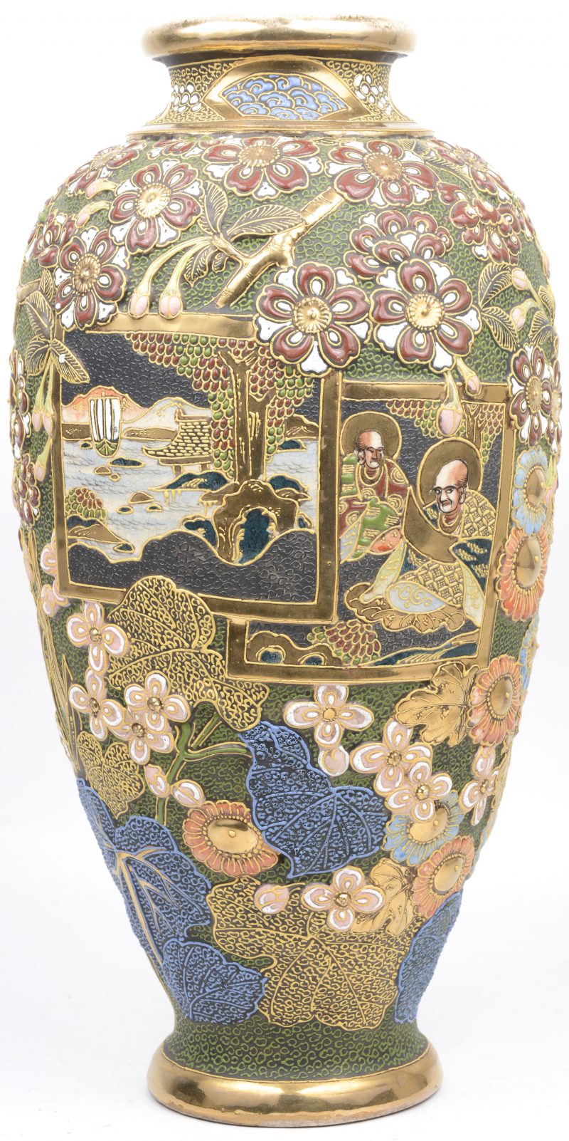 Een vaas van Satsuma-aardewerk met een meerkleurig reliëfdecor van bloemen en personages. Onderaan gemerkt. Japan, medio XXe eeuw.