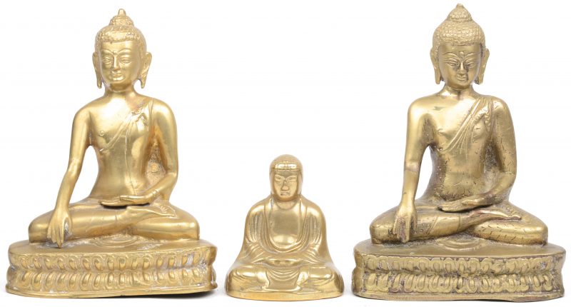 Een lot van drie zittende Boeddha’s van brons.