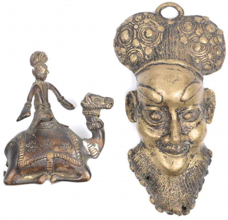 Een maskertje en een man op een kameel van brons. Afrikaans werk.