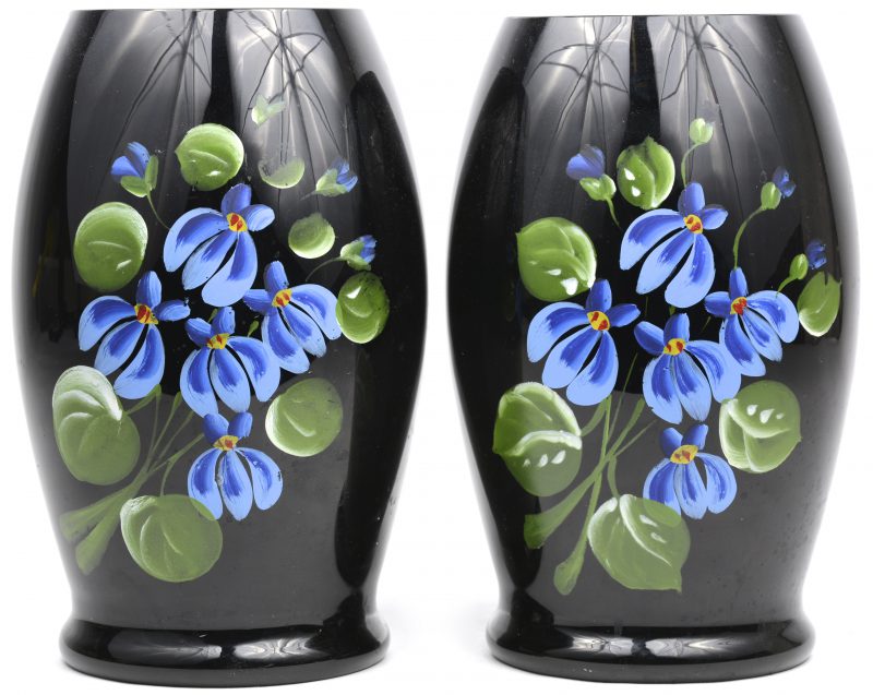 Een paar vazen van Booms glas met een handgeschilderd bloemendecor.