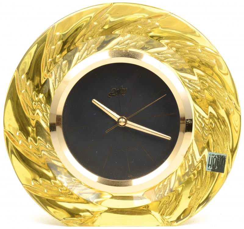Een tafelklok van geel kristal. Het uurwerk gemerkt Junghans Quartz.