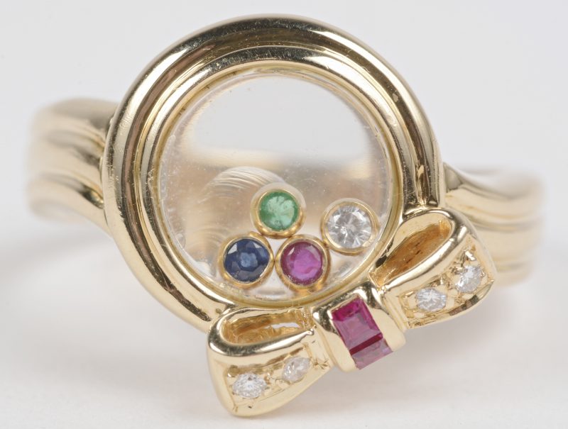 Een 18 karaats geel gouden ring bezet met briljanten en kleurstenen met een gezamenlijk gewicht van ± 0,20 ct. Model Chopard.