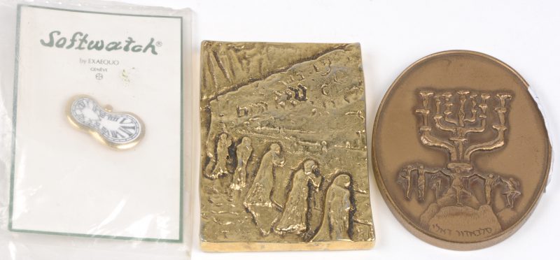“De klaagmuur”. Bronzen plaquette n.a.v. 3000 jaar Jeruzalem. “Softwatch by Exaequo”, een speldje en “Reuben”, een plaquette met recto een afbeelding van een werk en verso de bekende menorah.