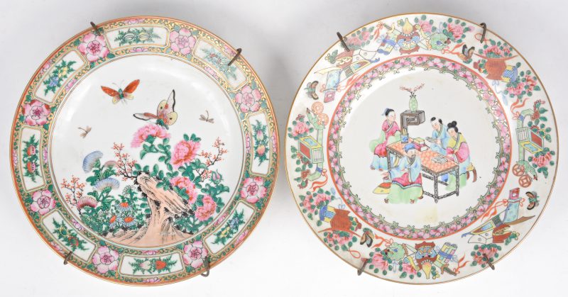 Twee Chinese borden met een famille rose decor van vlinders en een huiselijk tafereel. Midden XXste eeuw.