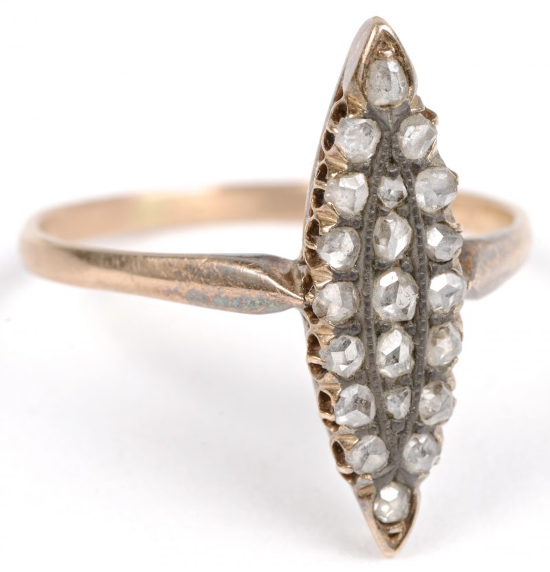 Een 18 karaats geel gouden ring bezet met diamanten oude slijp met een gezamenlijk gewicht van ± 0,40 ct.