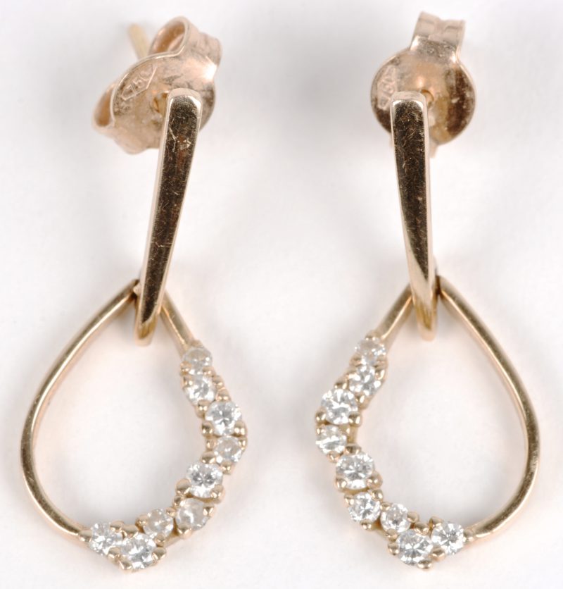 Een paar 18 karaats roze gouden oorbellen bezet met briljanten met een gezamenlijk gewicht van ± 0,36 ct.