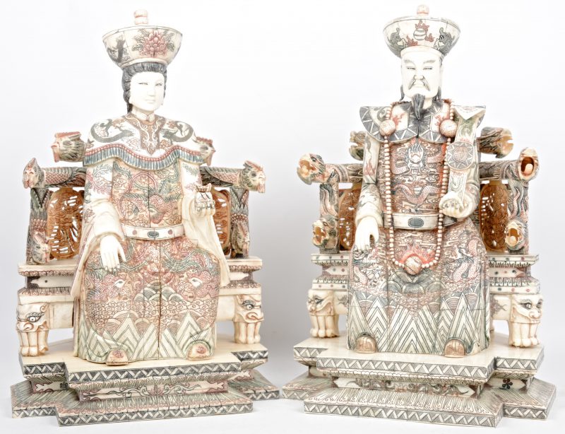 Keizer en keizerin polychroom been/ivoor op houten skelet. Chinees werk.