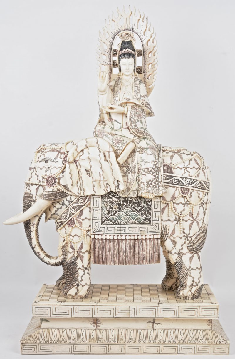 Guanyin op olifant, been/ivoor op houten skelet. Chinees werk
