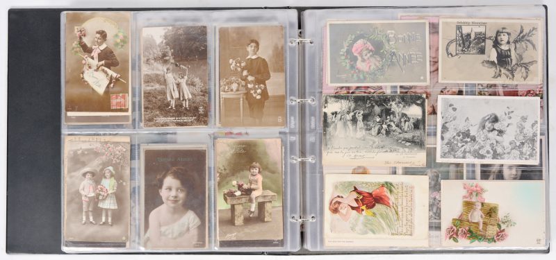 Een album met wenskaarten, fantasiekaarten e.d. uit het begin van de XXste eeuw. Veelal gefrankeerd en uit heel uiteenlopende landen. Ongeveer 400 stuks.