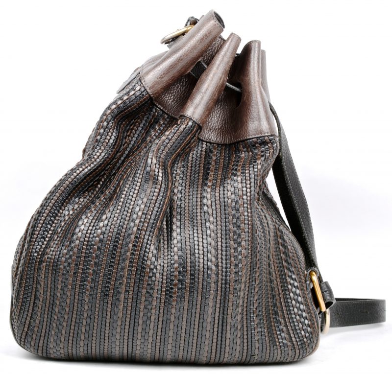 Een handtas van zwart “toile-de-cuir bucket bag”. Met stofhoes.