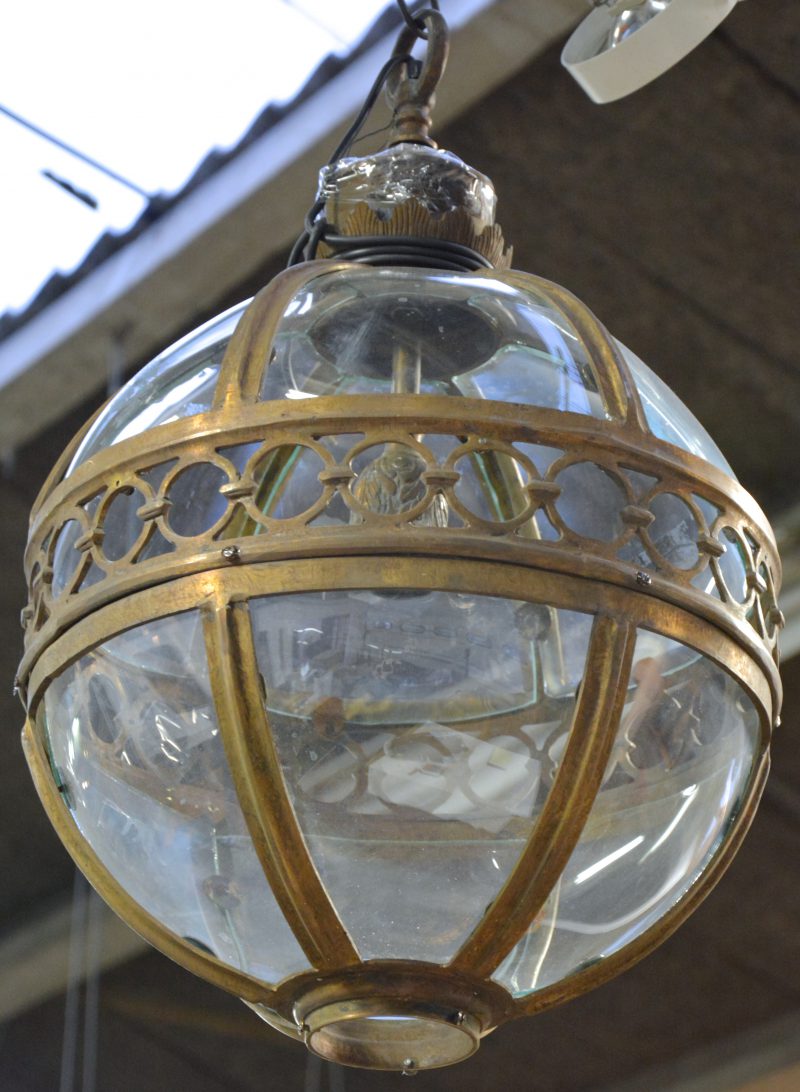 Een bolle lantaarn van brons en glas.