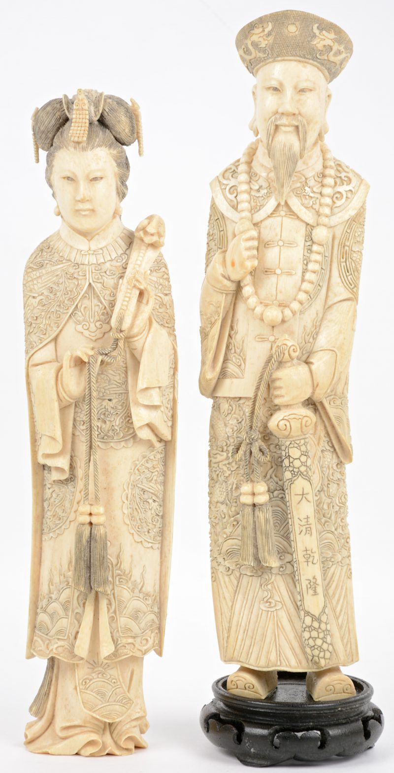 Een keizer en een keizerin van gesculpteerd massief ivoor. China, begin XXe eeuw.