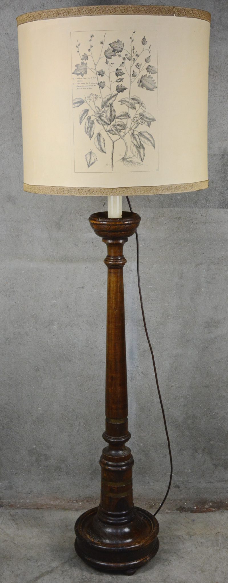 Een gedraaide houten staande lamp met retrokap. Medio XXste eeuw.