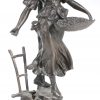 Een paar schemerlampen met kappen in de geest van Tiffany’s gemonteerd op metalen figuren van een jongen en een meisje (één met letsel bovenaan).