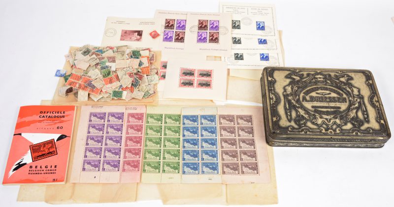 Een lot postzegels, voornamelijk interbellum en Wereldoorlog II.