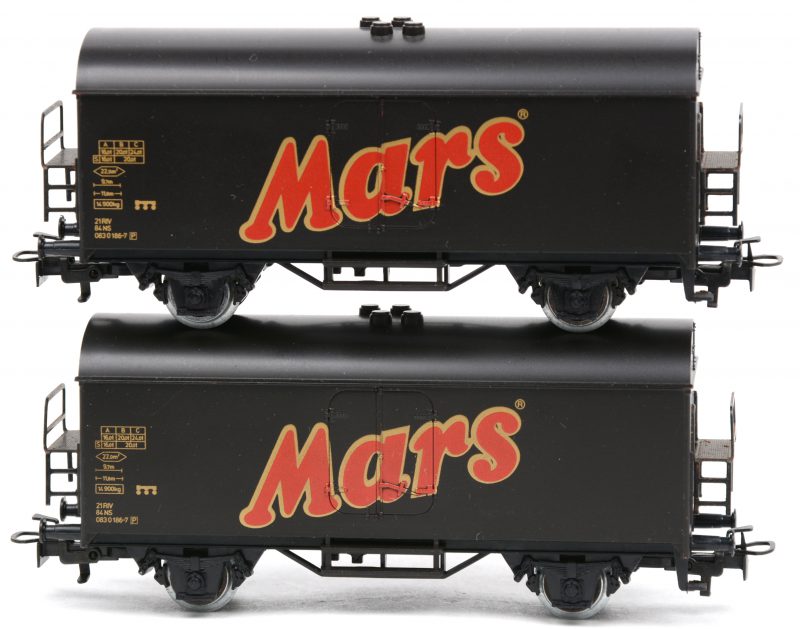 Twee gesloten goederenwagons “Mars” van de Nederlandse spoorwegen op schaal HO.
