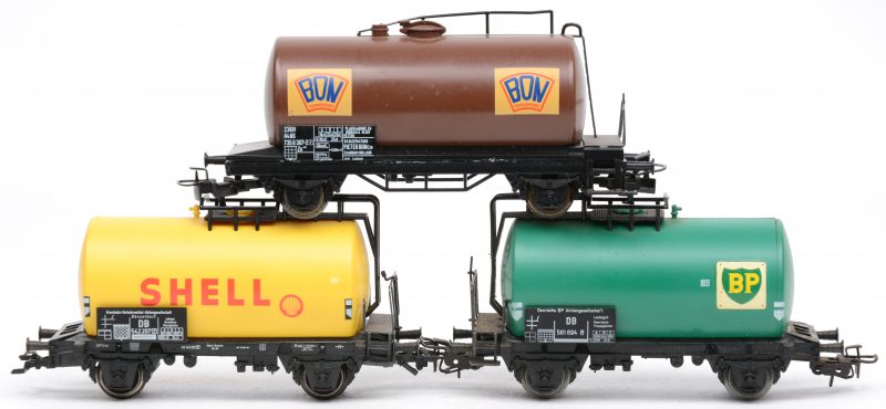 Drie tankwagons op schaal HO, waarbij twee van de Duitse en één van de Nederlandse spoorwegen, respecievelijk van BP, Shell en Bon.