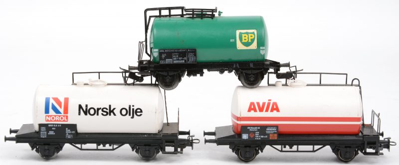 Drie tankwagons op schaal HO, waarbij twee van de Duitse en één van de Noorse spoorwegen, respectievelijk van BP, Avia en Norsk Olje.