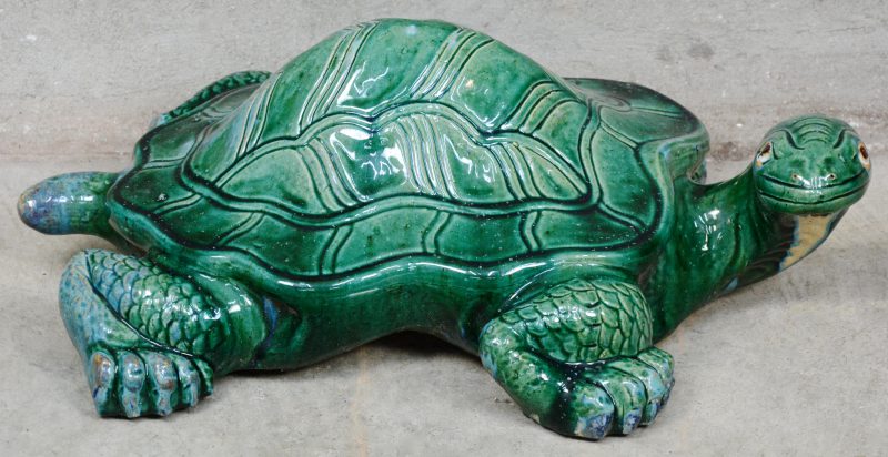Een groengeglazuurde aardewerken schildpad.