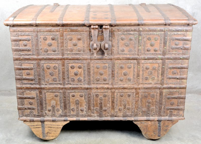 Een antieke bruidskoffer op wielen, versierd met metalen beslag. Met geheim compartiment.