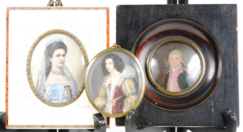Drie handgeschilderde miniaturen, waarbij een XVIIIe eeuws met een soldaat in uniform en twee XIXe eeuwse damesportretten.