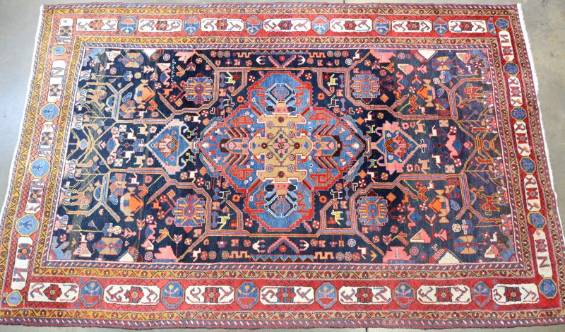 Een handgeknoopt Kaukasisch wollen tapijt.