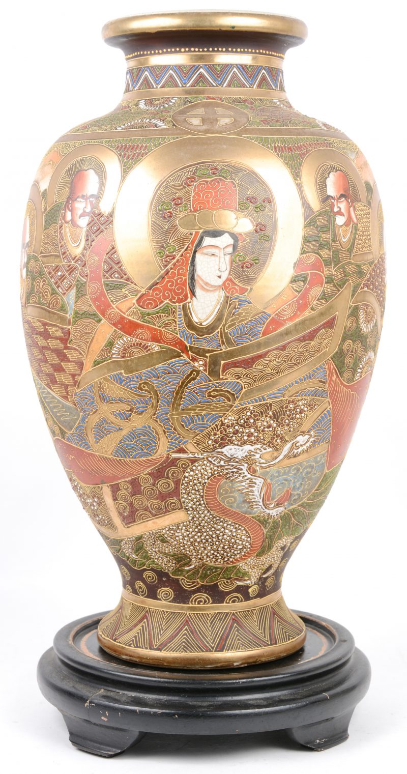 Een vaas van Satsuma-aardewerk met een meerkleurig decor van personages. Onderaan gemerkt.