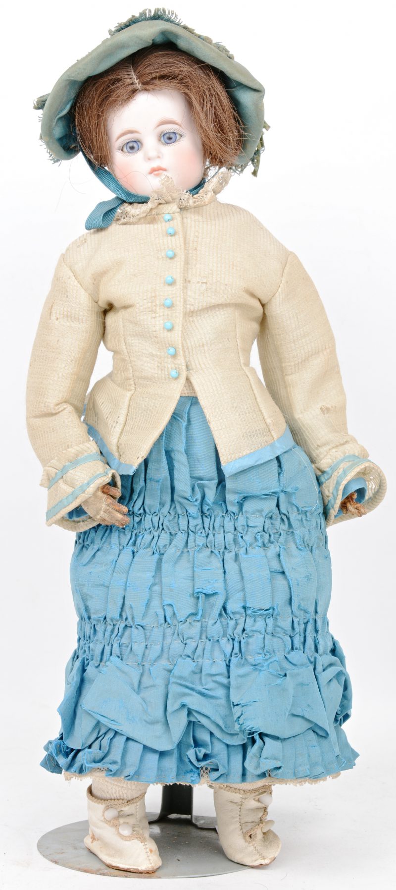 Een Duitse antieke pop met een porseleinen hoofd met schouderstuk. Gesloten mond. Blauwe paperweight-ogen. Originele kleding.